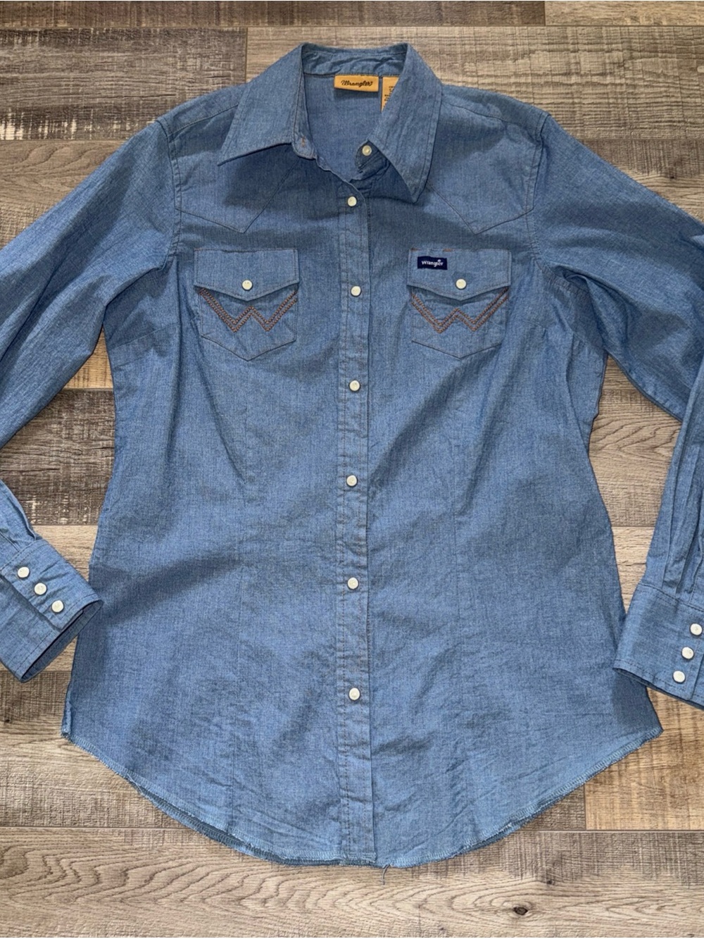 Wrangler women’s denim Light Blue Western Chambray Button-Down pearl snap Shirt